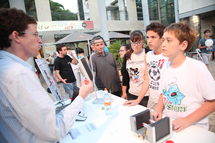 prof. Aharon Blank explaining about magnetic resonance to the scientists of the future