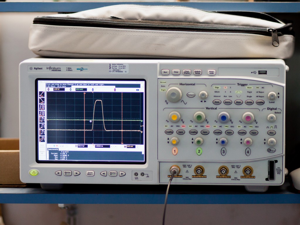 Measures records and analyze signals (analog and digital), from DC up to 1GHz